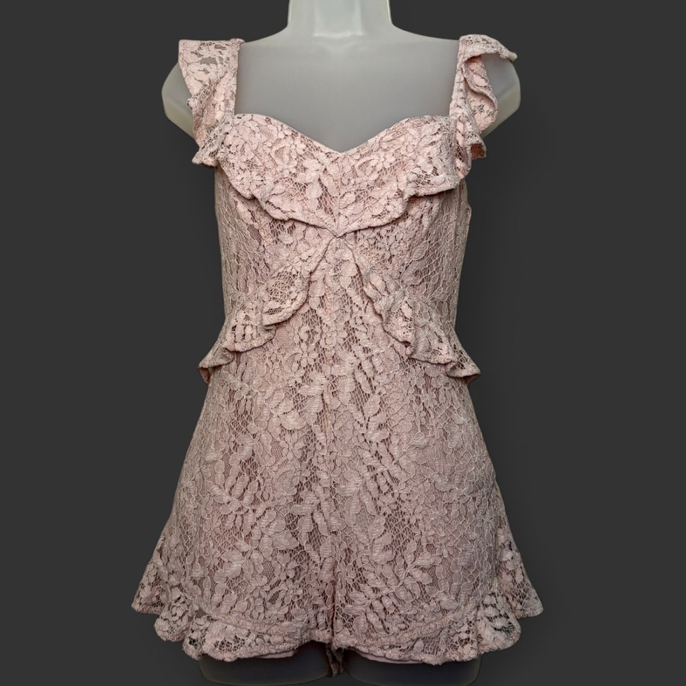 BCBG Dusty Pink Lace Romper Size 0 Ruffle Shorts Sleeveless Sophia & Kate Ring